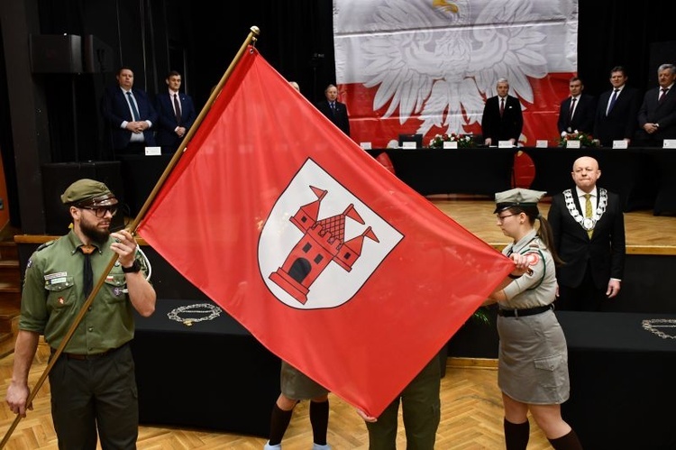 Podczas sesji harcerze przekazali nowe symbole miasta.
