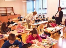 Grupa maluchów z klas I–III bierze udział w zajęciach przygotowawczych w SP w Czarnym Dunajcu.