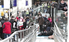 Zatłoczona hala dworca głównego to teraz codzienność.