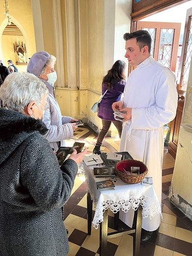 Alumni odwiedzili  m.in. parafię św. Barbary w Chorzowie. Na zdjęciu kl. B. Dryja-Gołębiowski.