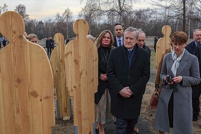 Wicepremier Piotr Gliński i dyrektor CMJW Violetta Rezler- -Wasielewska oglądają instalację artystyczną „Obecność”.