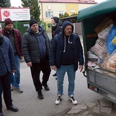 Kolejny samochód, który przywiózł dary rzeczowe do magazynu Caritas w Radomiu. Z lewej ks. D. Drabikowski.