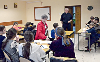 Zajęcia w seminaryjnej auli prowadzi  Elżbieta Podlaska.  Na drugim planie  ks. Marek Adamczyk, rektor WSD. 
