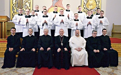 Promowani alumni z biskupem Piotrem, zarządem WSD  i rekolekcjonistą o. Januszem Chwastem OP.