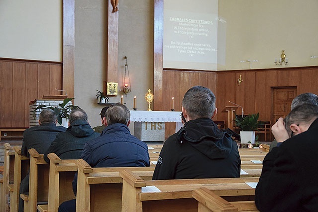 Długo modlili się przed Najświętszym Sakramentem.