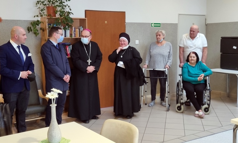 Wsparcie dla niesamodzielnych osób, ale także ich rodzin