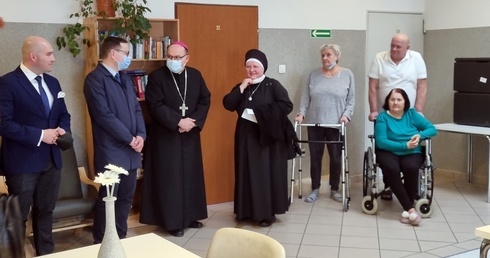 Wsparcie dla niesamodzielnych osób, ale także ich rodzin