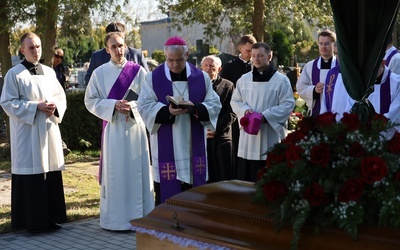 Bp Marek Mendyk w czasie obrzędu ostatniego pożegnania. 