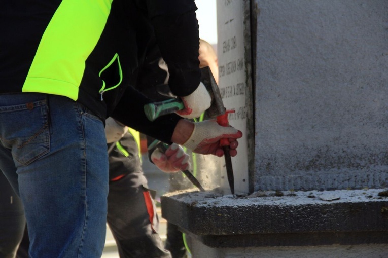 Demontaż pomnika ku czci Armii Czerwonej w Folwarku k. Opola