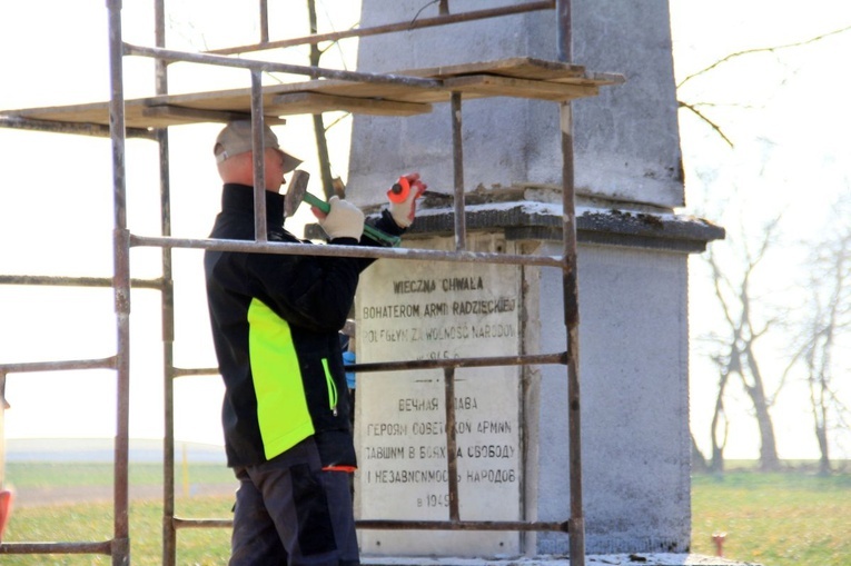 Demontaż pomnika ku czci Armii Czerwonej w Folwarku k. Opola
