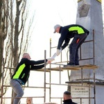 Demontaż pomnika ku czci Armii Czerwonej w Folwarku k. Opola