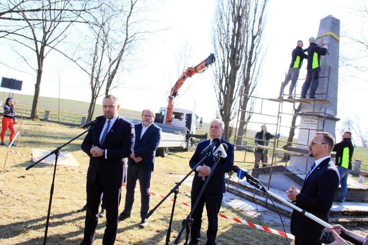 Demontaż pomnika ku czci Armii Czerwonej w Folwarku k. Opola