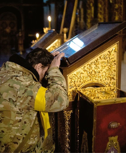 Żołnierz ukraiński modli się w monasterze Świętego Michała Archanioła w Kijowie. 
1.03.2022 Kijów, Ukraina