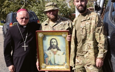 Biskup Jan Sobiło z żołnierzami walczącymi w Donbasie.