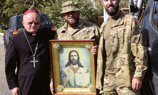 Biskup Jan Sobiło z żołnierzami walczącymi w Donbasie.