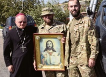 Biskup Jan Sobiło z żołnierzami walczącymi w Donbasie.