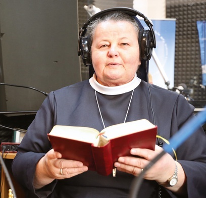 Siostra Lucyna Grząśko odmawiała wraz z wiernymi Różaniec na Majdanie, a teraz prowadzi podnoszące na duchu programy w ukraińskim Radiu Maryja.