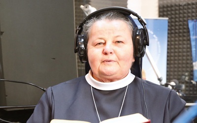 Siostra Lucyna Grząśko odmawiała wraz z wiernymi Różaniec na Majdanie, a teraz prowadzi podnoszące na duchu programy w ukraińskim Radiu Maryja.