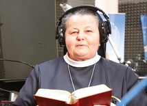 Siostra Lucyna Grząśko odmawiała wraz z wiernymi Różaniec na Majdanie, a teraz prowadzi podnoszące na duchu programy w ukraińskim Radiu Maryja.