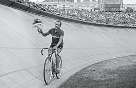 Gino Bartali powtarzał, że chciałby być zapamiętany jako kolarz. Zmarł w 2000 r. Tak jak sobie życzył, pochowano go w stroju karmelitańskiego tercjarza.