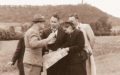 Inżynier Jan Wyżykowski (w środku) ze swoimi współpracownikami podczas wyznaczania miejsc odwiertów.