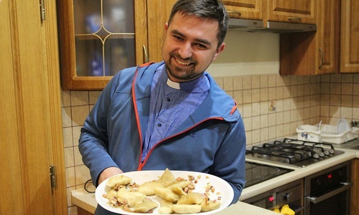 Ks. wikary Tomasz Chamera także miał okazję spróbować ukraińskich pierogów, przygotwanych przez polsko-ukraińską drużynę pań.