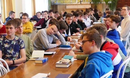 Lektorzy razem słuchali wykładów przygotowanych dla nich w ramach kursu na animatora.