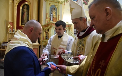 Każdy z nowych członków Arcybractwa otrzymał medalik.