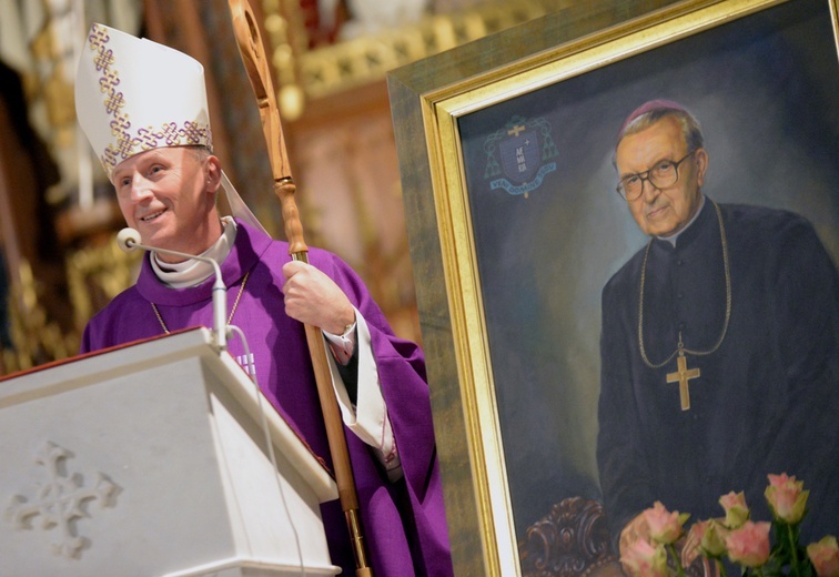 - Jednym z najmocniejszych rysów życia i posługi śp. bp. Edwarda Materskiego była katechizacja - mówił w homilii bp Marek Solarczyk.