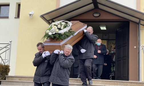 Za trumną Renaty Ślosarczyk wraz z jej rodzicami szli jej liczni przyjaciele...