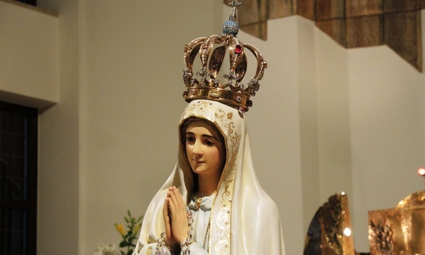Figura Matki Bożej Fatimskiej w parafii Najświętszego Serca Pana Jezusa w Kętach-Osiedlu.