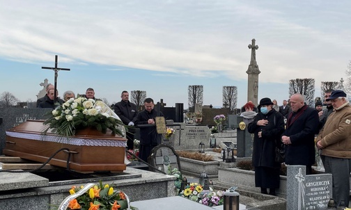 Spoczęła na cmentarzu w Bestwinie, obok siostry Grażynki, która zmarła w wieku 18 lat.
