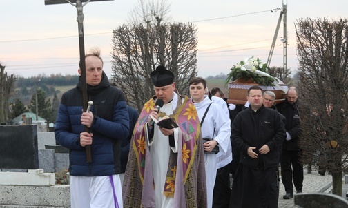 Ostatniemu pożegnaniu Renaty Ślosarczyk przewodniczył ks. Józef Baran.