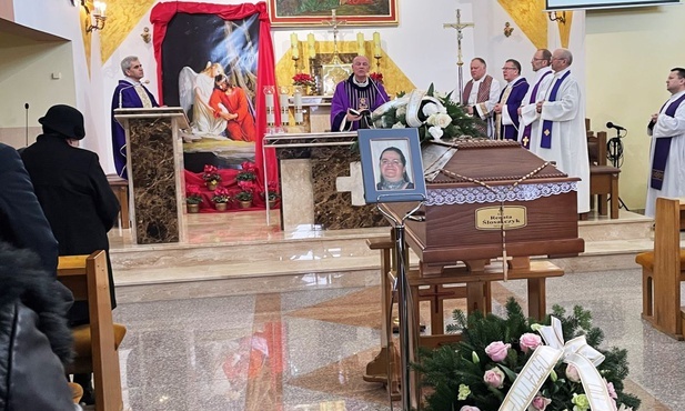 Różaniec na trumnie Renaty Ślosarczyk przypominał, że jej życie było wielką modlitwą...