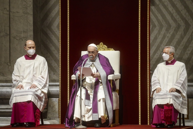 Franciszek: W utrapieniu okrutnej i bezsensownej wojny uciekamy się do Matki. "Nie chodzi o formułę magiczną, lecz akt duchowy"