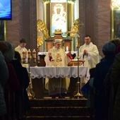 Uroczysta Msza św. w kościele parafialnym w Szewnie.