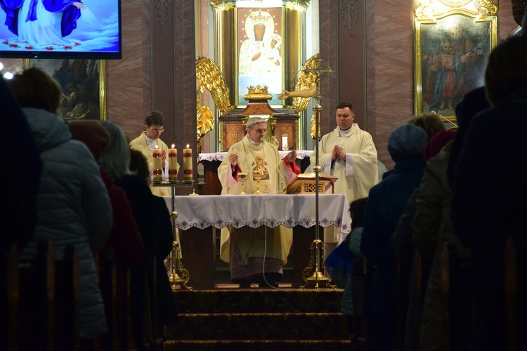 Uroczysta Msza św. w kościele parafialnym w Szewnie.