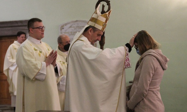 Po Mszy św. biskup udzielił indywidualnego błogosławieństwa mamom i ich oczekiwanym dzieciom.