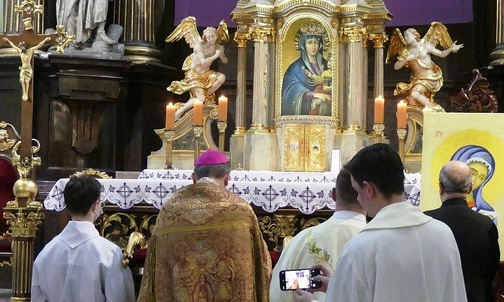 Przed Eucharystią, włączając się w inicjatywę papieża Franciszka, bp Roman Pindel poświęcił Rosję i Ukrainę Niepokalanemu Sercu Najświętszej Maryi Panny.