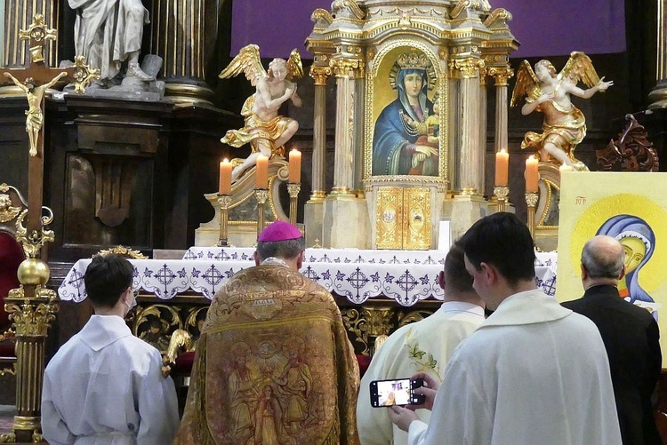 Przed Eucharystią, włączając się w inicjatywę papieża Franciszka, bp Roman Pindel poświęcił Rosję i Ukrainę Niepokalanemu Sercu Najświętszej Maryi Panny.