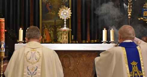 Przed Najświętszym Sakramentem biskupi zawierzył Rosję i Ukrainę opiece Niepokalanego Serca Maryi.