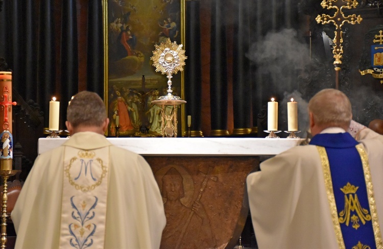 Przed Najświętszym Sakramentem biskupi zawierzył Rosję i Ukrainę opiece Niepokalanego Serca Maryi.