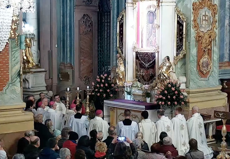 Wierni prosili o pokój Matkę Bożą Płaczącą, czczoną w lubelskiej archikatedrze.