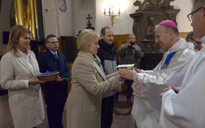 W procesji z darami razem z chlebem i winem przyniesiono deklaracje osób, które podjęły Duchową Adopcję Dziecka Poczętego.