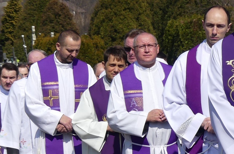 Uroczystości pogrzebowe ks. Tomasza Niedzieli w Bulowicach