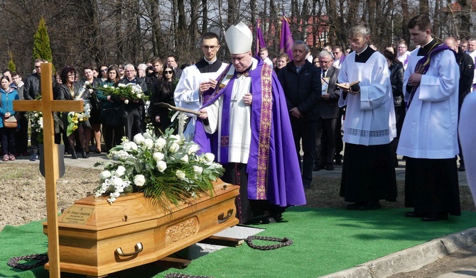 Bp Piotr Greger przewodniczył uroczystościom pogrzebowym ks. Tomasza Niedzieli.