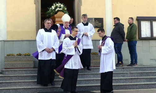 Trumnę z ciałem ks. Tomasza Niedzieli odprowadzono na cmentarz w Bulowicach.