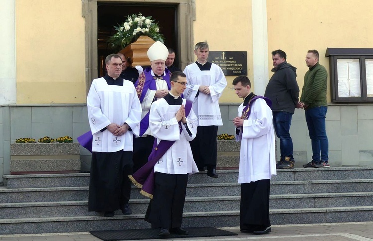 Trumnę z ciałem ks. Tomasza Niedzieli odprowadzono na cmentarz w Bulowicach.