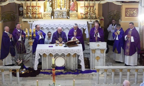 Msza św. pogrzebowa ks. Tomasza Niedzieli w Bulowicach.