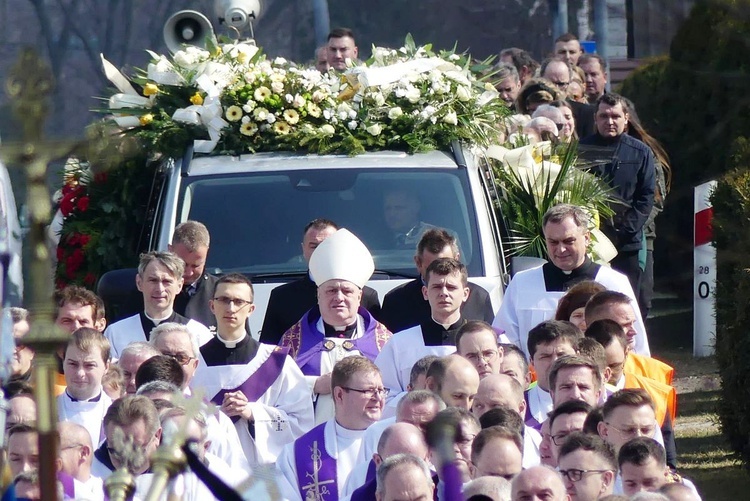 Trumnę z ciałem ks. Tomasza Niedzieli odprowadzono na cmentarz w Bulowicach.